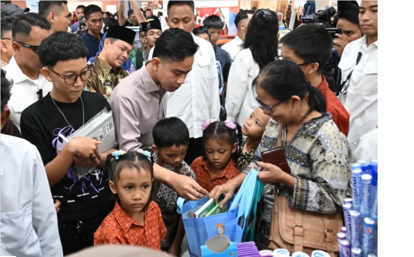 Saat Gibran Ajak Anak Yatim dan Siswa Sekolah Rakyat Belanja Perlengkapan Sekolah