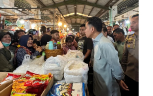 Blusukan ke Pasar Flamboyan Pontianak, Gibran Dengarkan Curhatan Pedagang