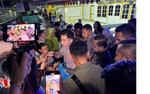 Antusias Warga Tepian Sungai Kapuas Sambut Kedatangan Gibran