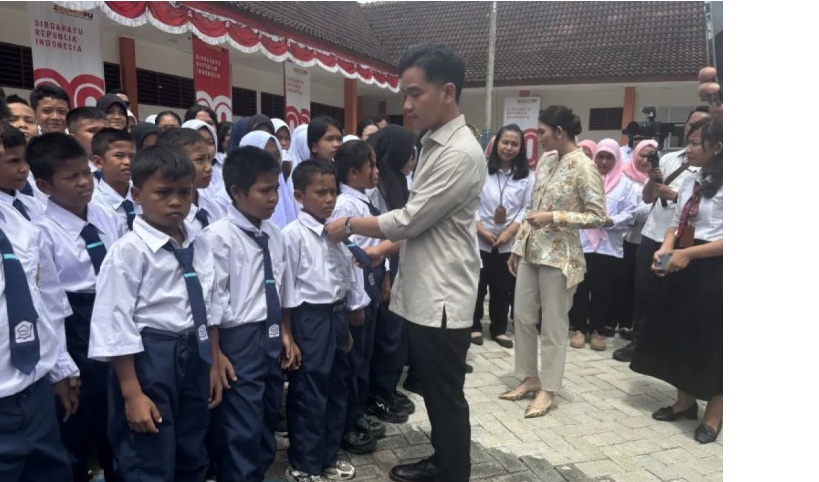 Momen Gibran Perbaiki Dasi Siswa Sekolah Rakyat di Deli Serdang