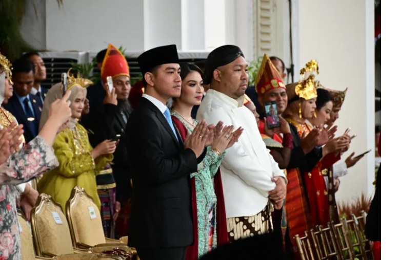 Tampil Elegan, Wapres Gibran Khidmat Ikuti Upacara Penurunan Bendera di Istana Merdeka