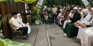 Potret Jokowi Ikut Doa Bersama Warga NU di Depan Rumah
