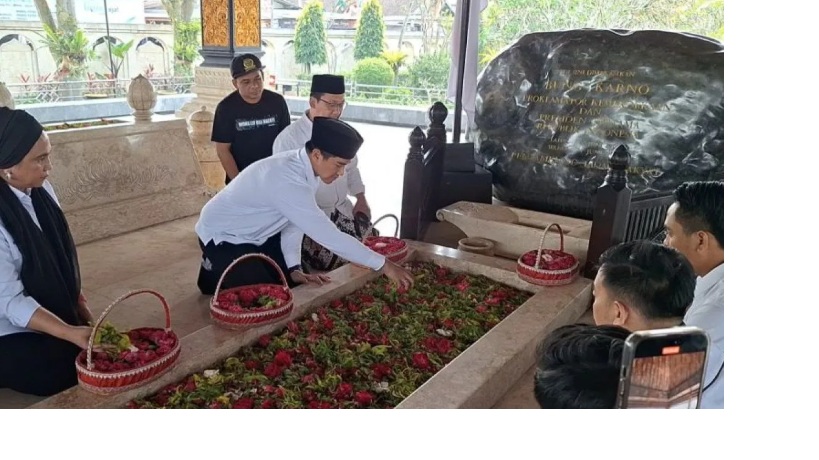 Kaesang Berdoa dan Tabur Bunga di Makam Bung Karno