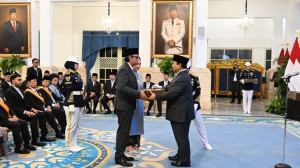 Hoegeng dan Ben Mboi, Dua Tokoh Nasional yang Dapat Tanda Kehormatan Presiden