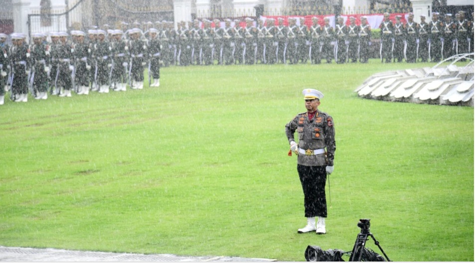 Hujan Tak Surutkan Semangat Pasukan Ikuti Gladi Kotor HUT RI di Istana