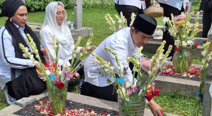 Ke TMP Kalibata, Kaesang ziarah ke makam BJ. Habibie, Ani Yudhoyono Hingga Taufiq kiemas