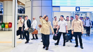 Di Stasiun Whoosh Bandung, Prabowo Lambaikan Tangan Sapa Warga